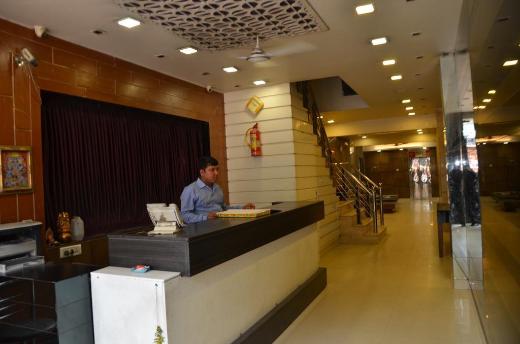Hotel Milan Deluxe Ню Делхи Екстериор снимка