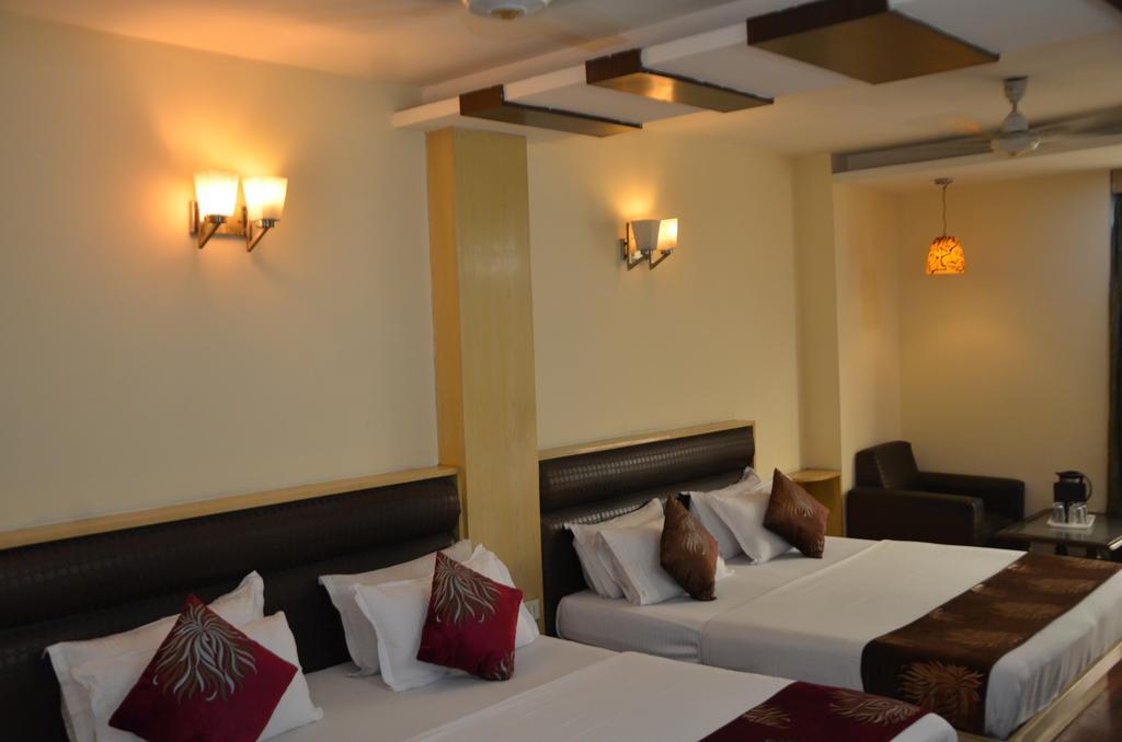 Hotel Milan Deluxe Ню Делхи Екстериор снимка