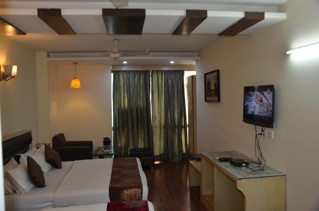 Hotel Milan Deluxe Ню Делхи Екстериор снимка