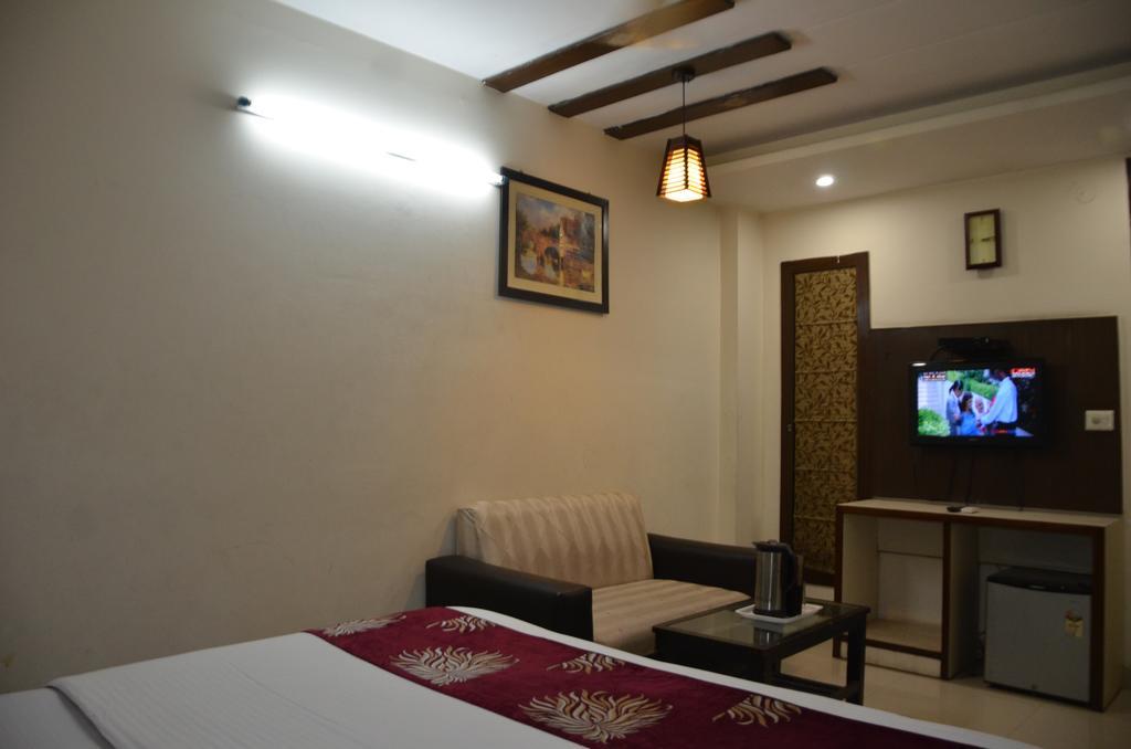 Hotel Milan Deluxe Ню Делхи Екстериор снимка