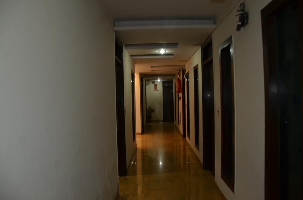 Hotel Milan Deluxe Ню Делхи Екстериор снимка