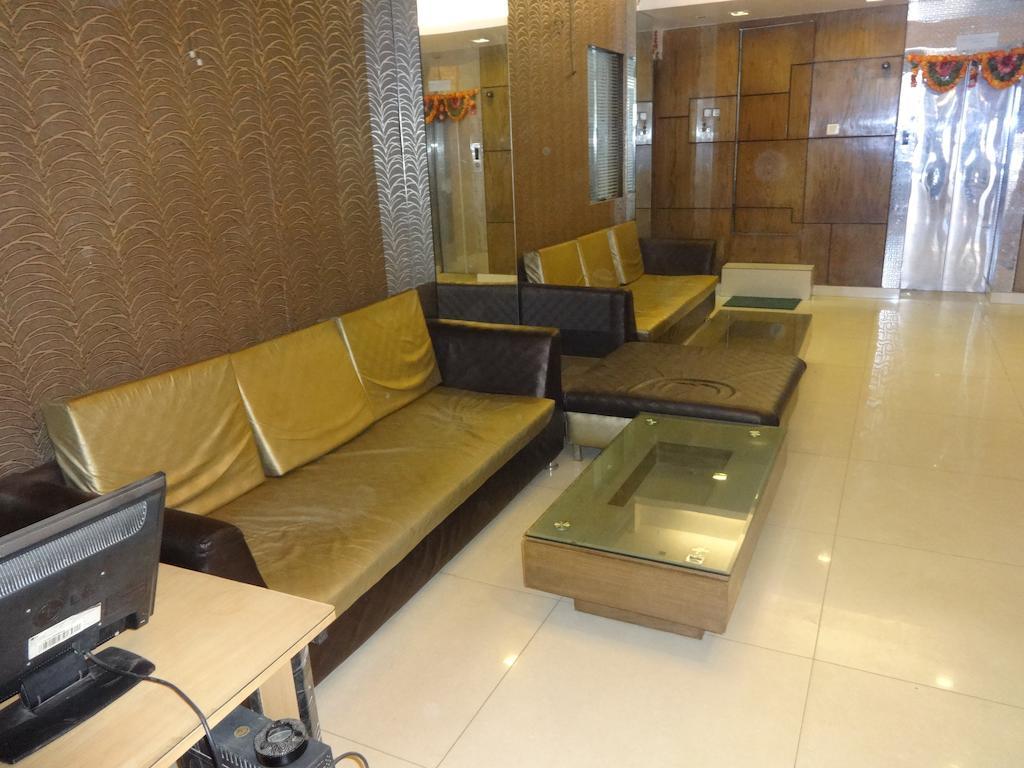 Hotel Milan Deluxe Ню Делхи Екстериор снимка