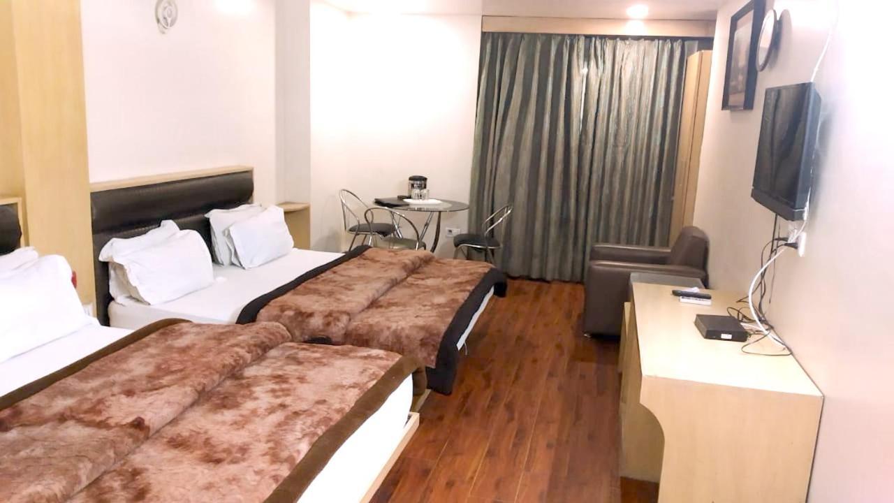 Hotel Milan Deluxe Ню Делхи Екстериор снимка