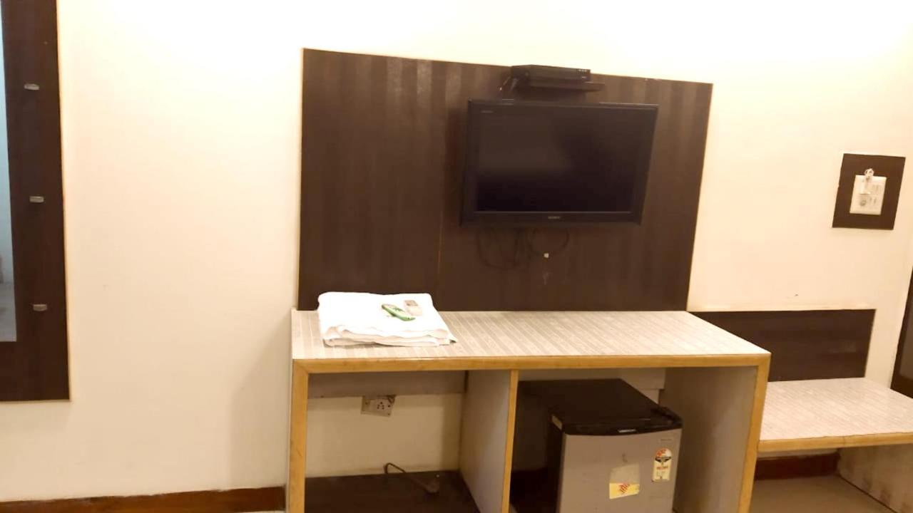 Hotel Milan Deluxe Ню Делхи Екстериор снимка
