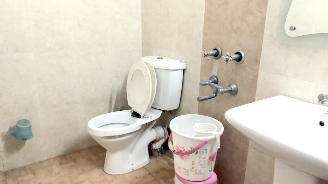 Hotel Milan Deluxe Ню Делхи Екстериор снимка