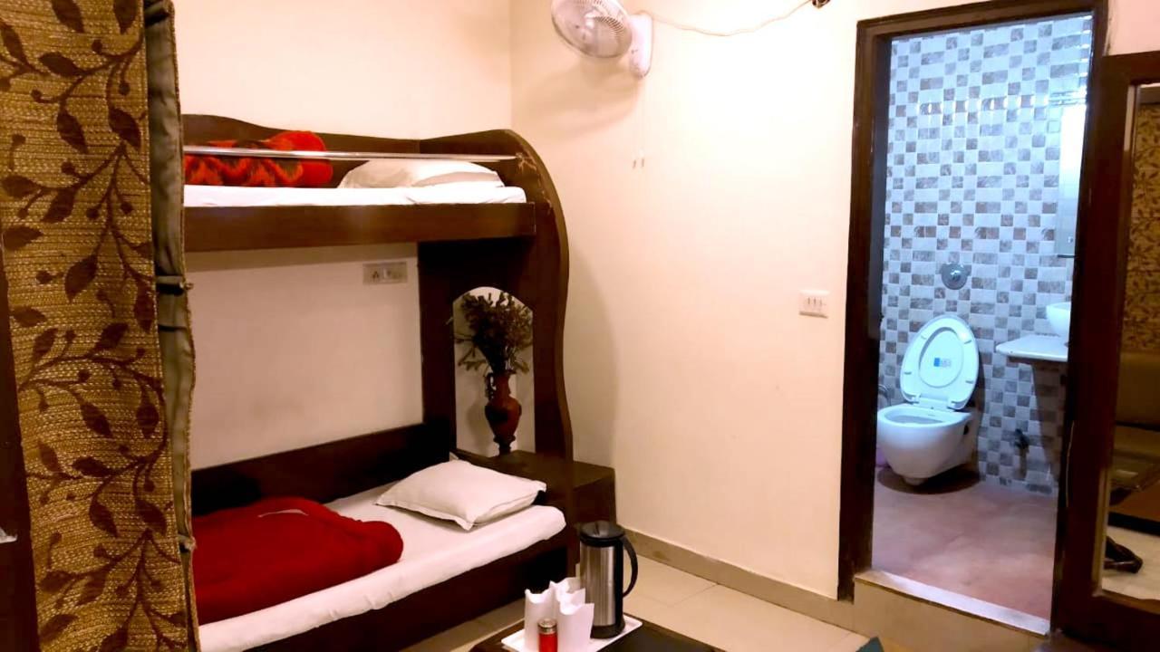 Hotel Milan Deluxe Ню Делхи Екстериор снимка