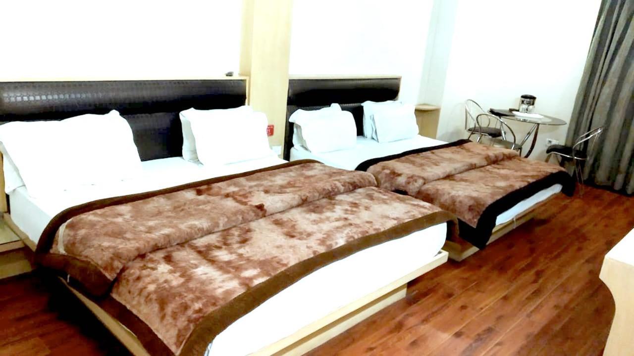 Hotel Milan Deluxe Ню Делхи Екстериор снимка