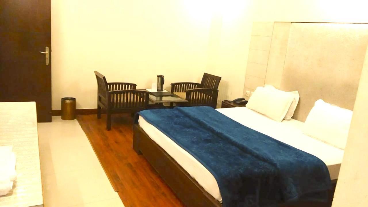 Hotel Milan Deluxe Ню Делхи Екстериор снимка