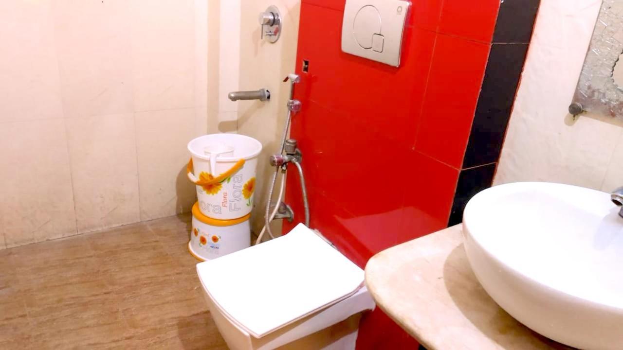 Hotel Milan Deluxe Ню Делхи Екстериор снимка