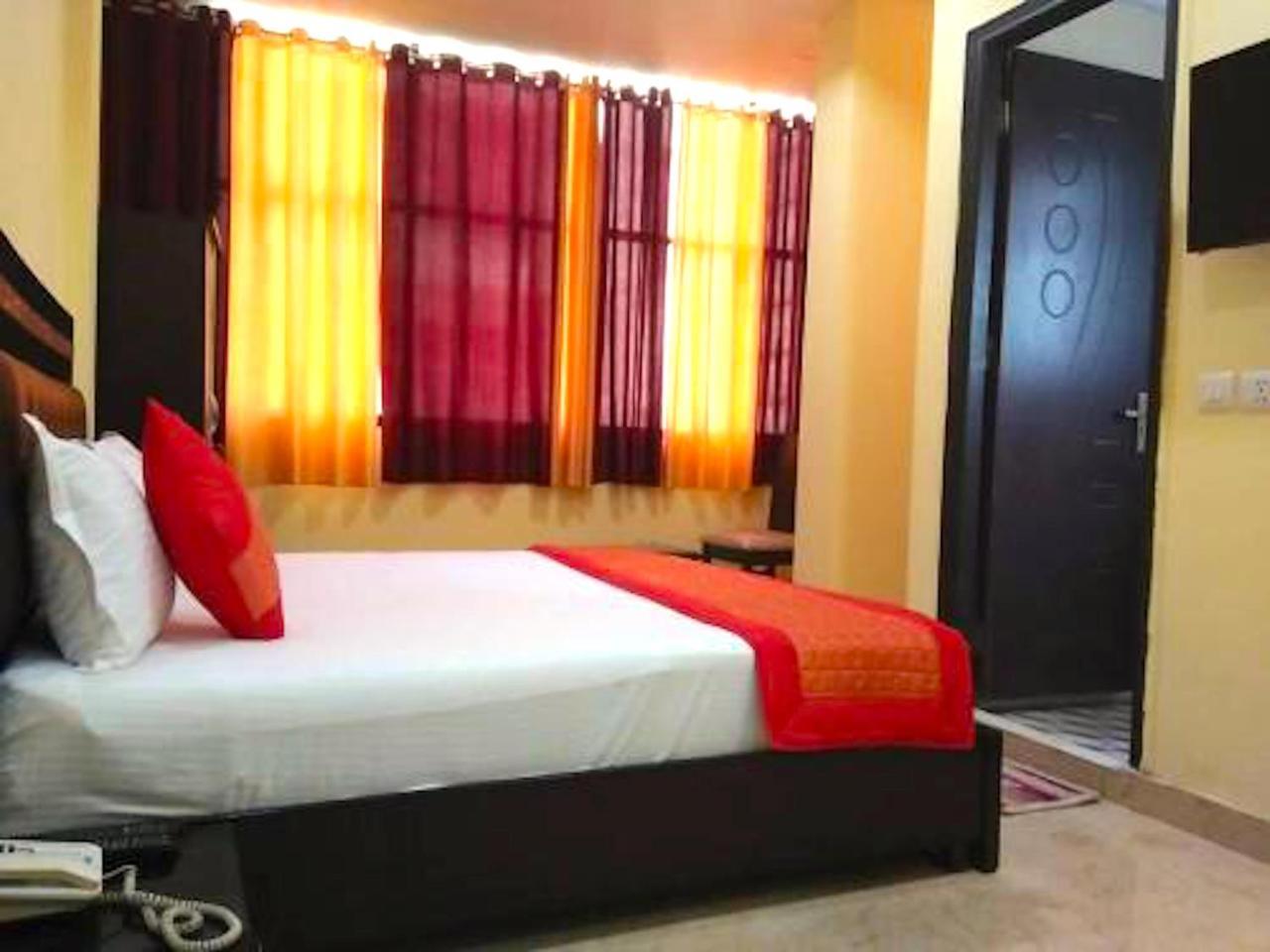 Hotel Milan Deluxe Ню Делхи Екстериор снимка