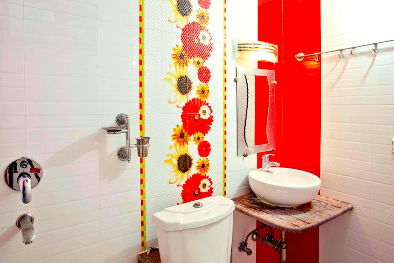 Hotel Milan Deluxe Ню Делхи Екстериор снимка